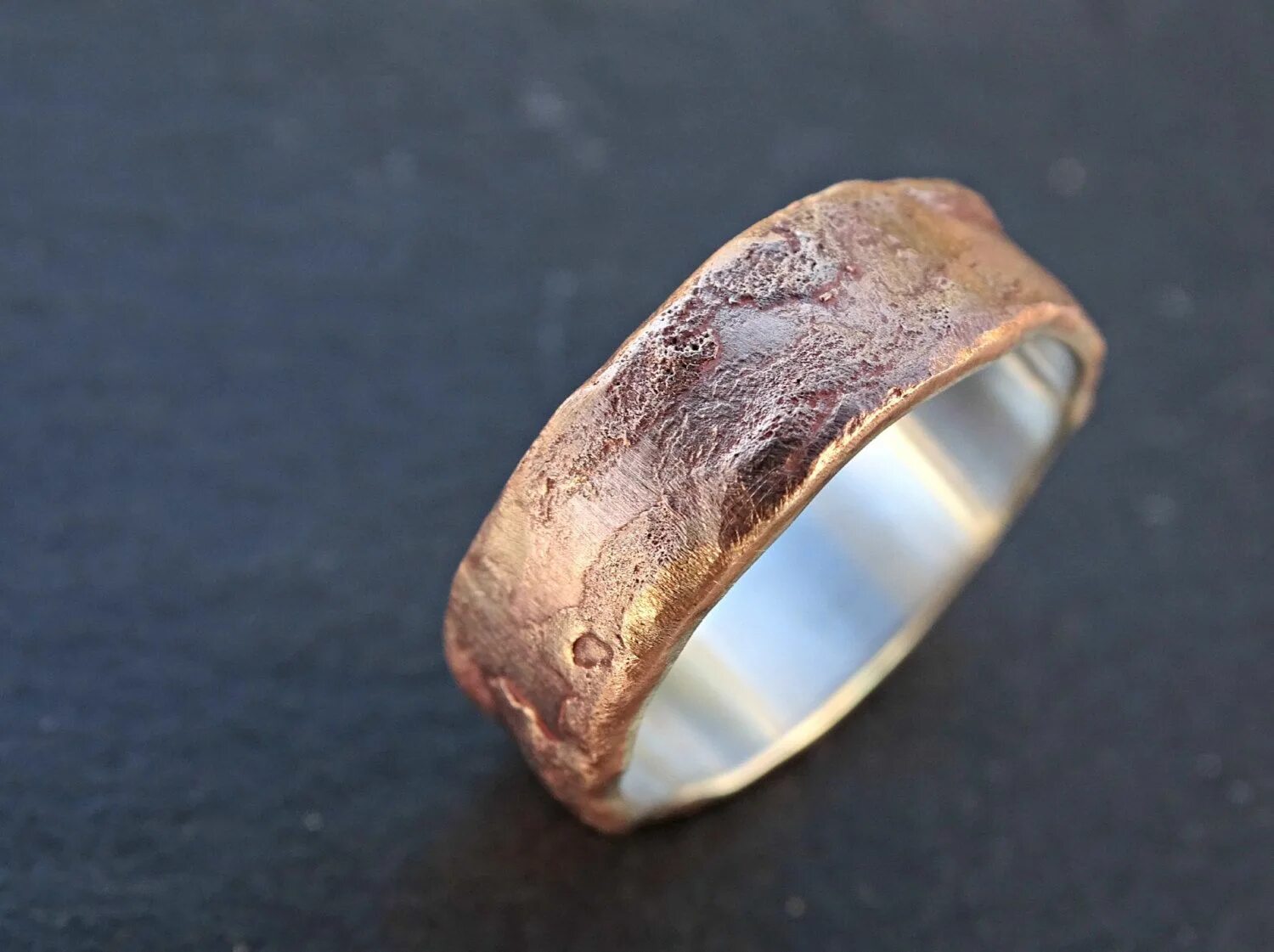 Бронзовое кольцо история обычной семьи 49. Кольцо из бронзы. Бронзовый перстень. Медное кольцо мужское. Обручальное кольцо из бронзы.