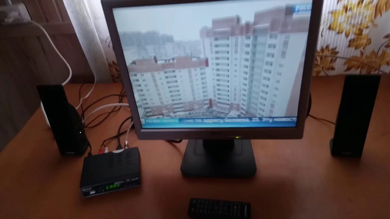 Как из телевизора сделать приставку. DVB-t2 приставка , на мониторе. ДВБ т2 на 2 монитора. Телевизор из монитора. Телевизор из монитора ЖК И цифровой приставки.