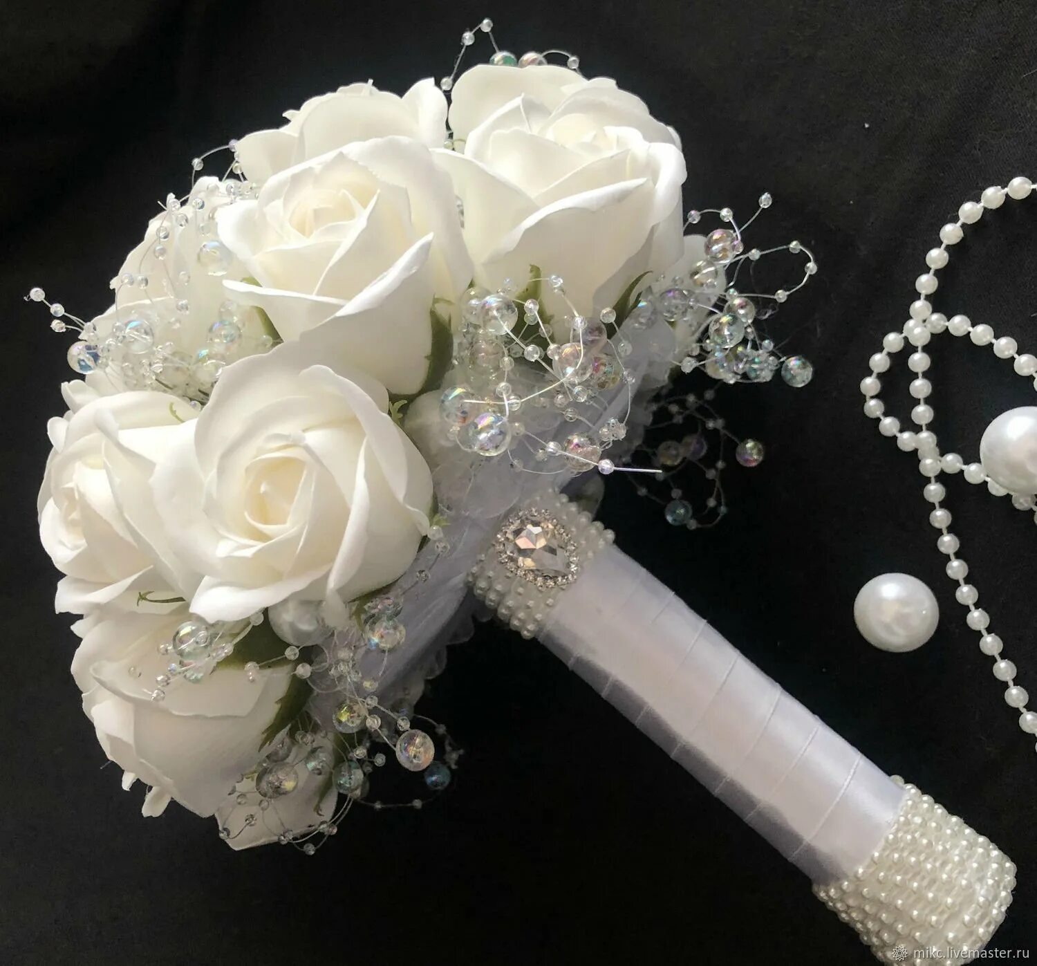 Букет в руках у девушки. Невеста вставила себе в пилотку букет цветов. Свадебный букет на портбукетнице. Букет невесты портбукетница. Свадьба детали фото.