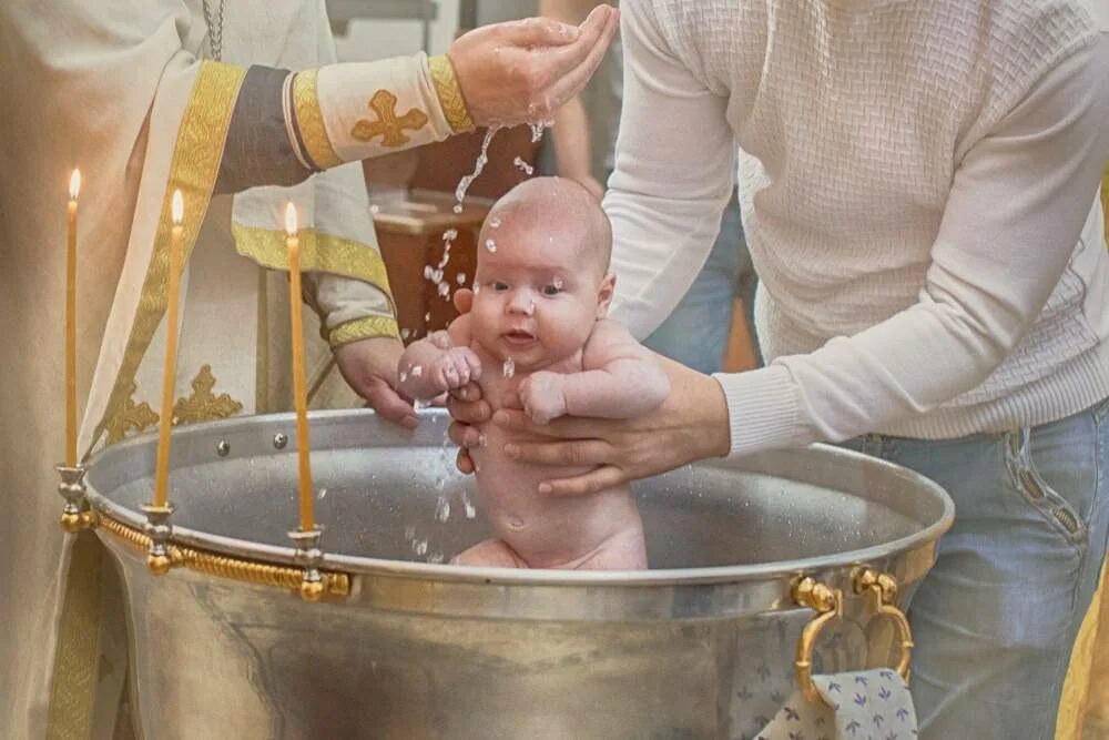 Крестить в честь святого. Таинство крещения. Крестины ребенка. Крещение мальчика. Крещение в православии.