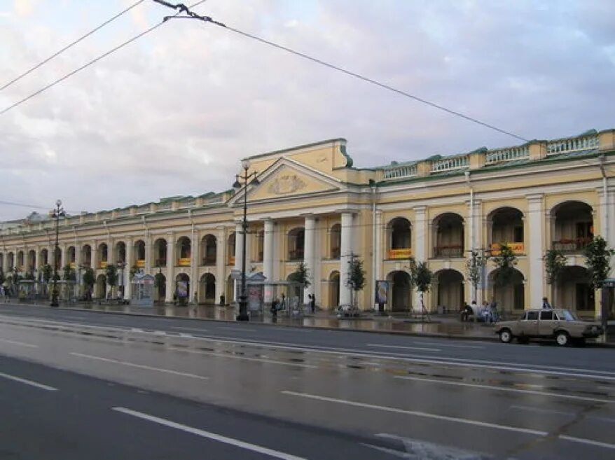 Гостиницы санкт петербурга гостиный двор. Гостиный двор в Санкт-Петербурге (1761–1785).. Большой Гостиный двор Санкт-Петербург. Izzzi у Гостиного двора Санкт-Петербург. Гостиный двор Санкт-Петербург 1960.