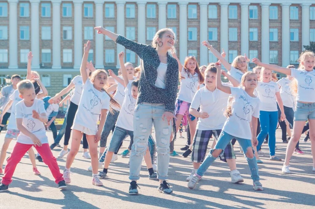 танцы на улице. танцевальный флешмоб для детей. танцевальный флешмоб. флэшмоб танцевальный для детей. массовый танец.