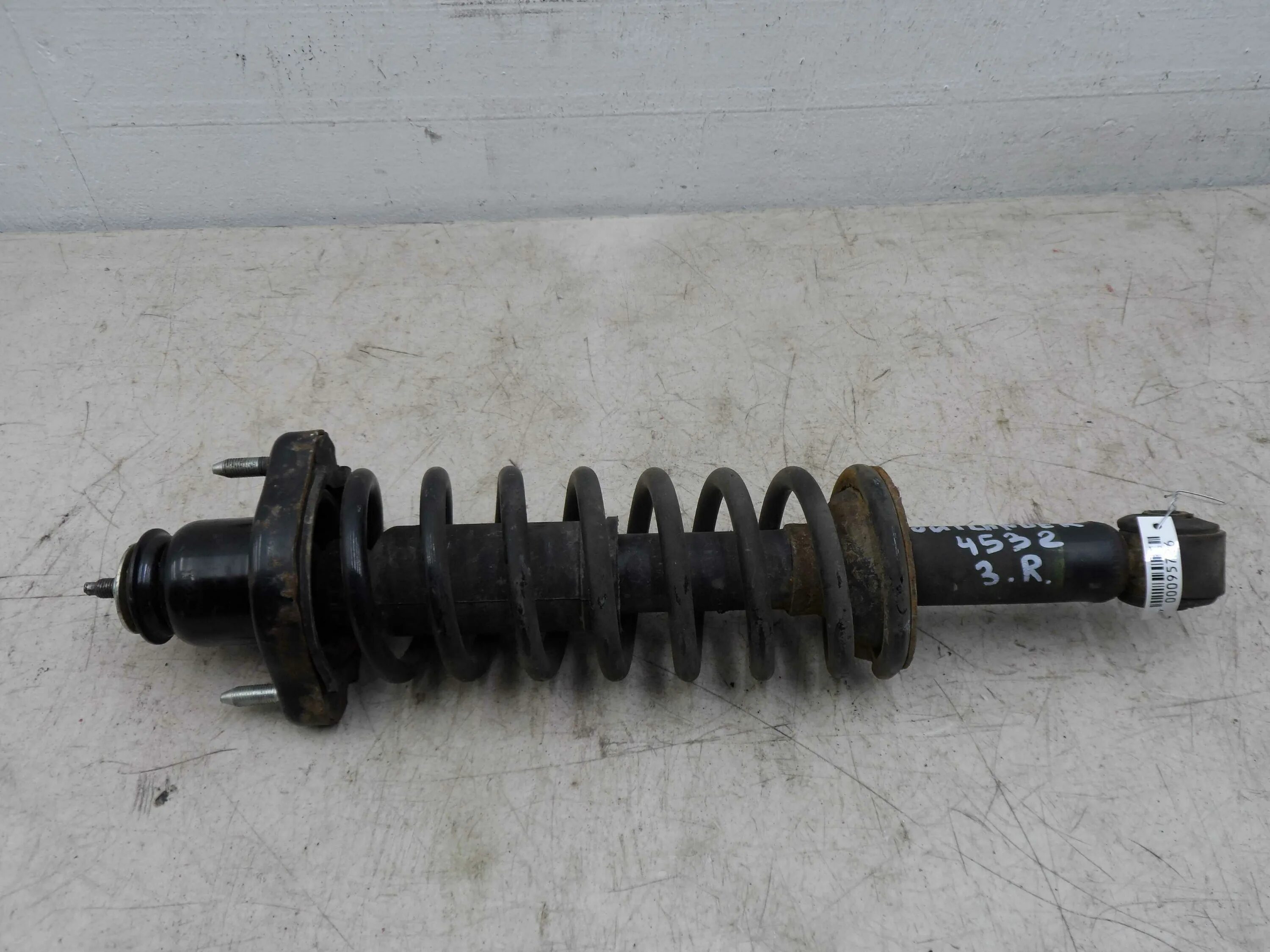 Задний амортизатор на митсубиши. Амортизатор задний митсубиси. Задний амортизатор лансер 10. Задний амортизатор лансер 10. Стойка галант задняя.