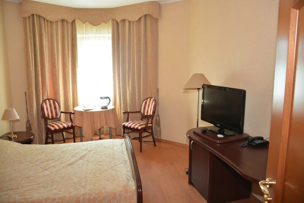 Город печоры псковская область гостиницы. Печоры парк. Печоры гостиница. Печоры отели. Печоры отели.