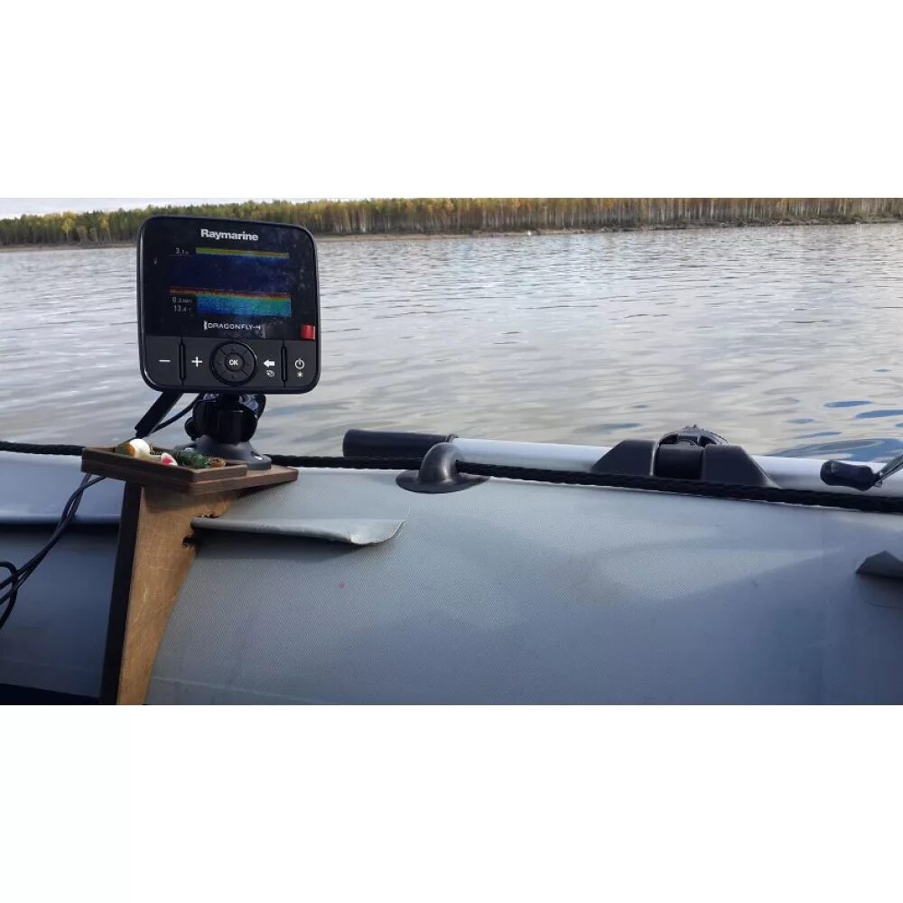 Установка эхолота на пвх. Держатель эхолота для ПВХ лодки Lowrance. Стол для эхолота с АКБ Авача. Крепление эхолота Лоуренс 12 в лодке ПВХ. Крепление эхолота Лоуренс 12.