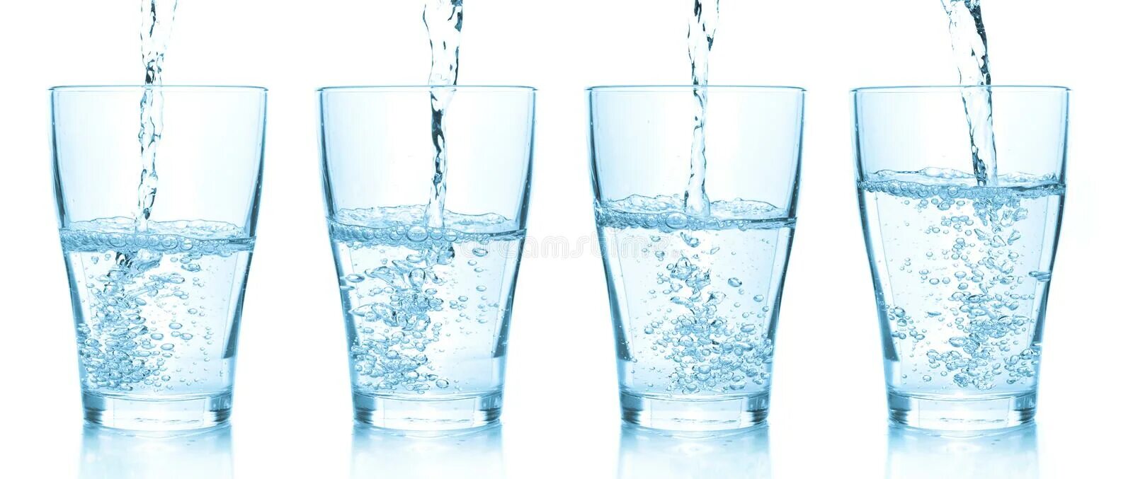 Четыре стакана воды. Четыре стакана с водой. Стаканчики с водой разной высоты. Pouring Water into Glasses. 4 Стакана с коктейлем Газонаполненные.