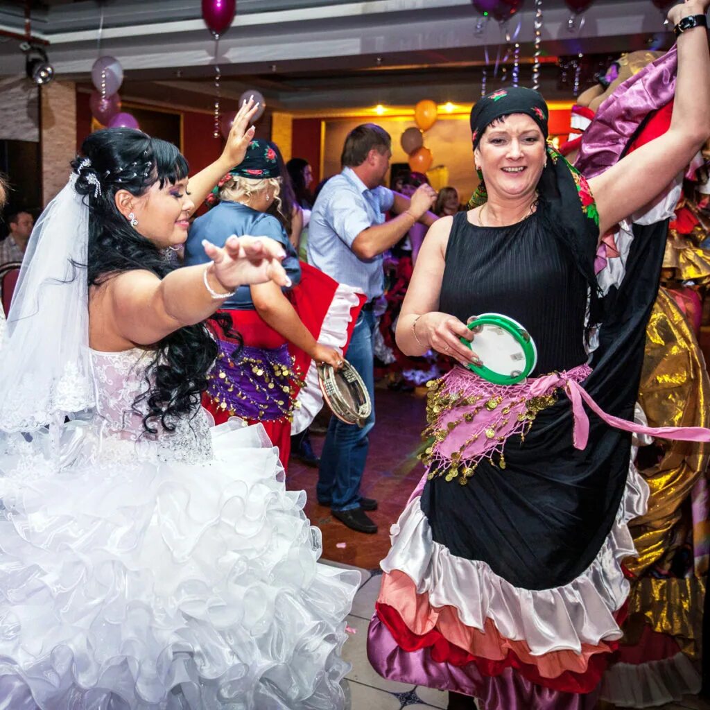 Среди цыганских свадеб мне нет места. Цыганские традиции на свадьбе. Цыганские свадьбы 2021. Свадьба цыган. Цыганская свадьба обычаи.