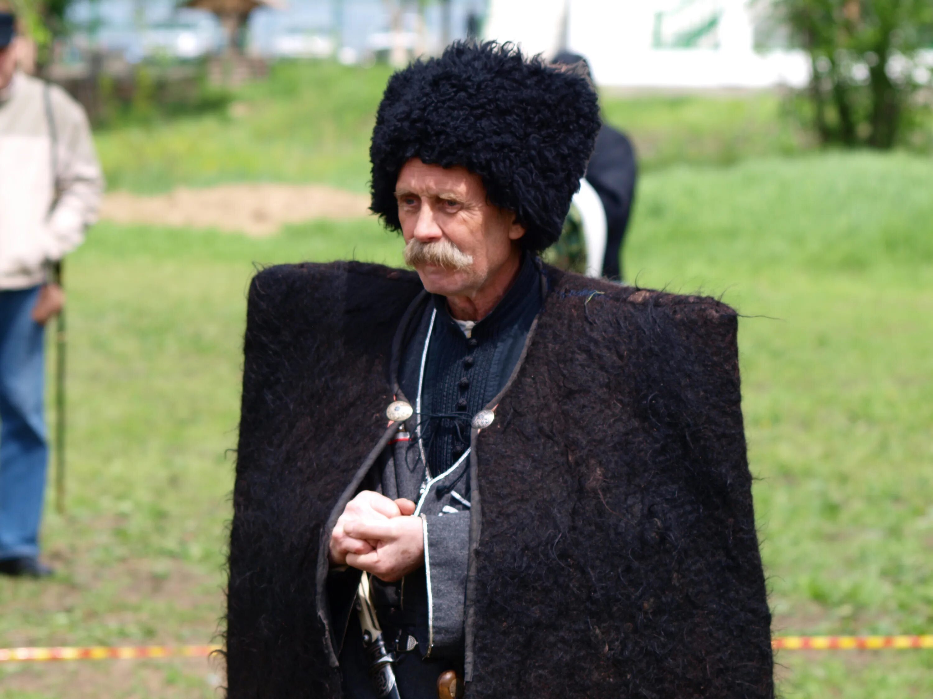 Тополя грузины. Казачья бурка и папаха. Бурка папаха Кавказская. Бурка Казачья. Папаха Казачья Кавказская.