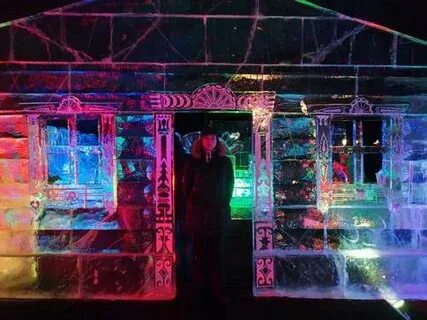 Скрипучая за шершавой стеной тьма колючая