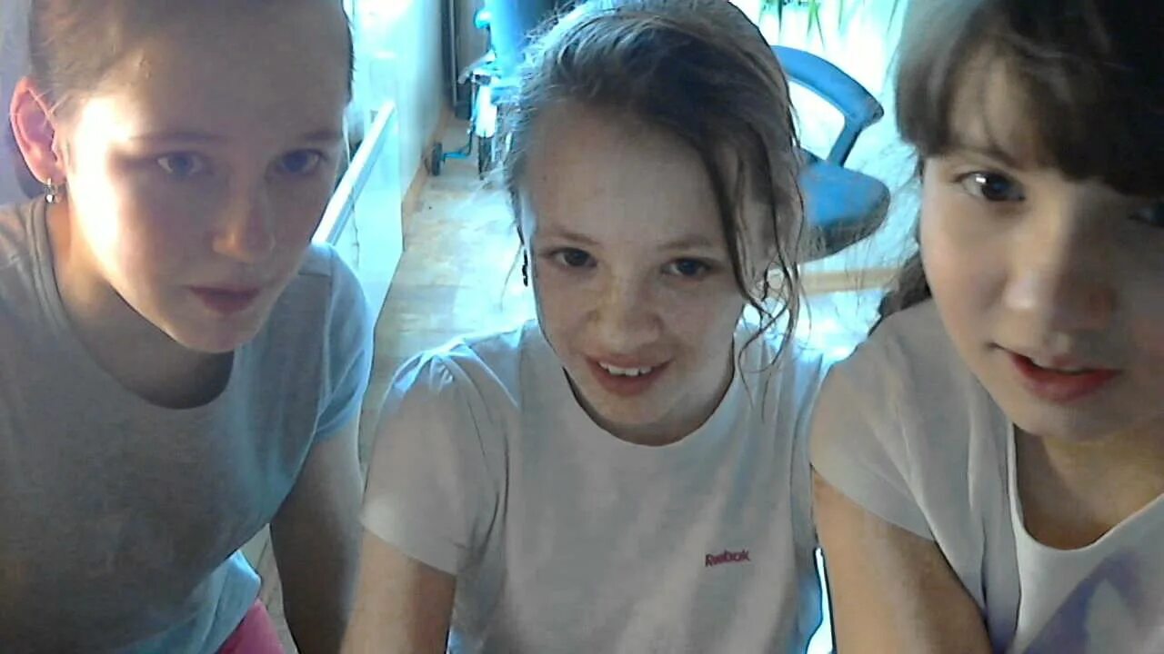 Little webcam hot. Подростки перед веб камерой. Несовершеннолетние с веб камеры. Детки с вебкой.