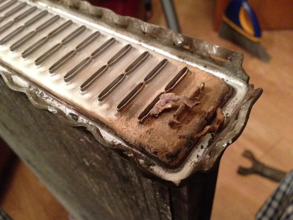 Сборка радиатора автомобиля. Радиатор охлаждения. Пайка радиатора пластик. Пайка алюминиевого радиатора уаз буханка. Пайка радиатора ваз 2110.