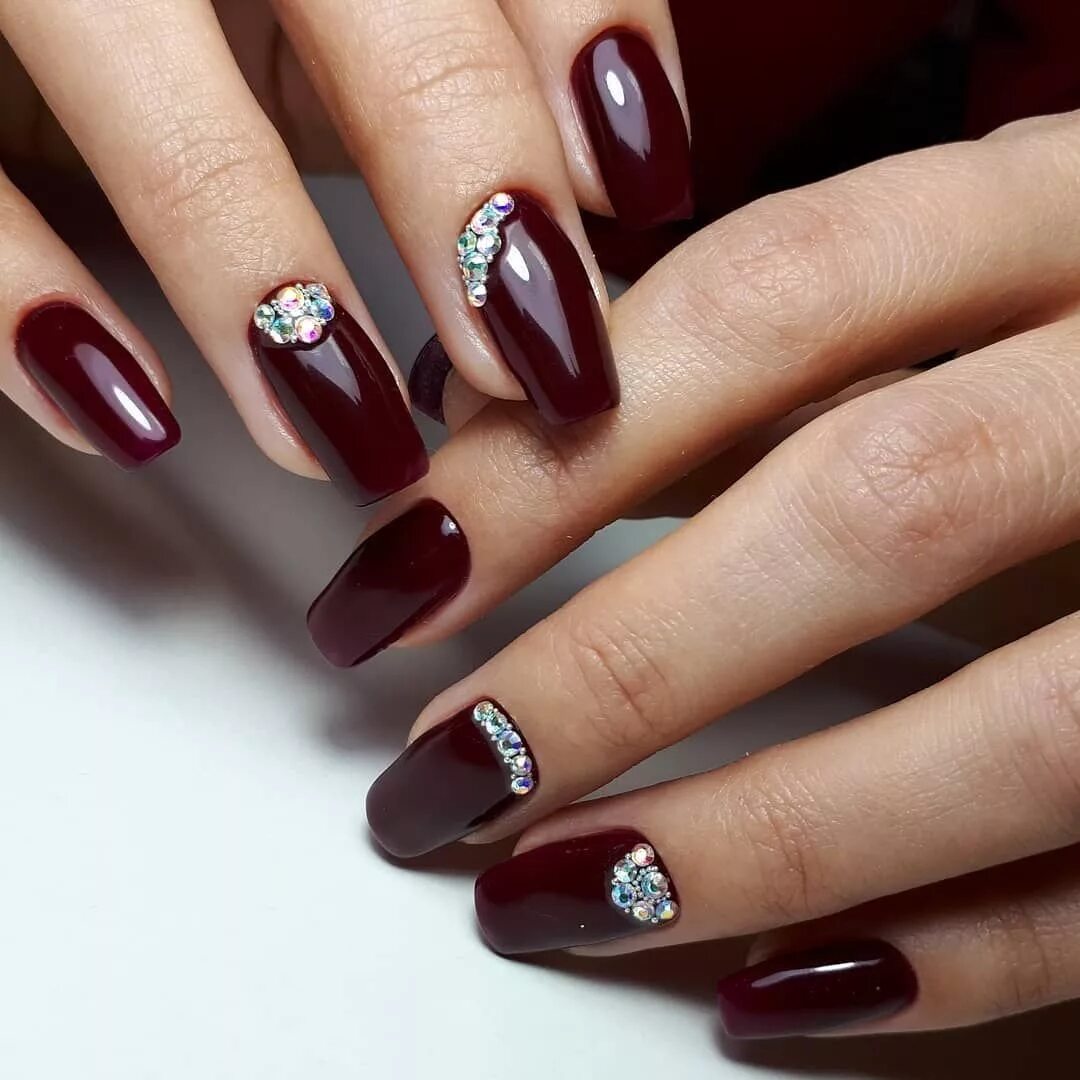 бордовый маникюр на короткие ногти. бордовый цвет дизайн. бордовый цвет дизайн. маникюр 2023 бордо. маникюр 2022 бордо вишня.