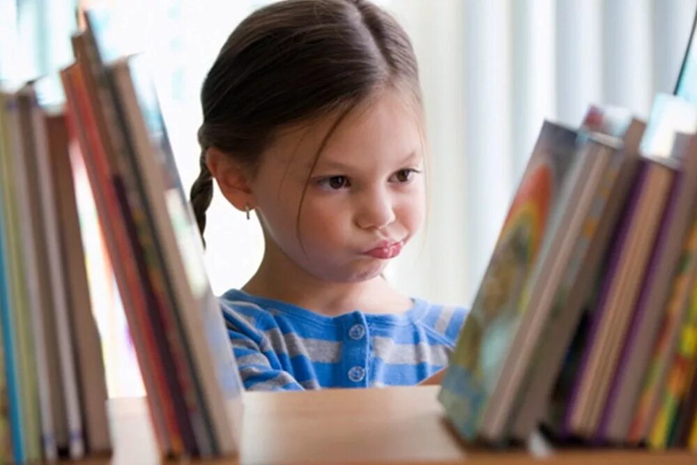 Нет интереса. Дети с учебниками. Современный дошкольник. Дети читают. Дети не читают.