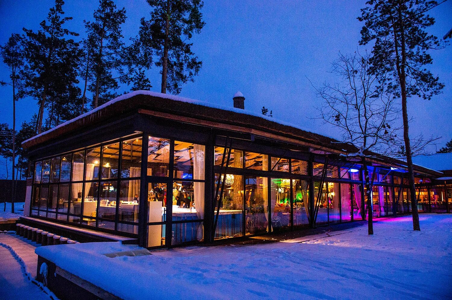 Кафе с панорамными окнами. Кафе вид снаружи. Ресторан с большими окнами. Загородное кафе.