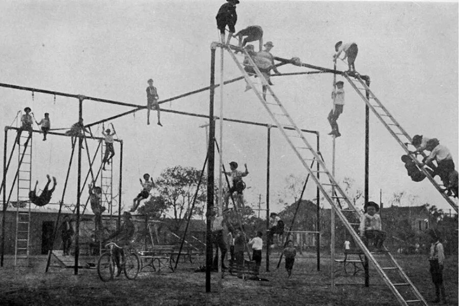 Старые развлечения. Детская площадка 1900. Детская площадка 1900 год. Детские площадки в начале 20 века. Школьная площадка СССР.