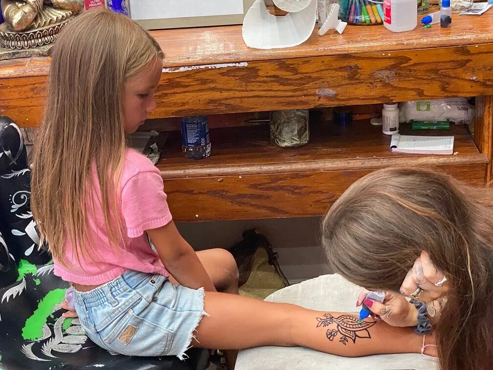 Случайно сделали ребенка. Можно ли детям делать Татуировки. Татушки чтоб делали дети но делают которым 6 лет детям. На каких местах делают тату. Можно ли сделать тату в 15 лет.