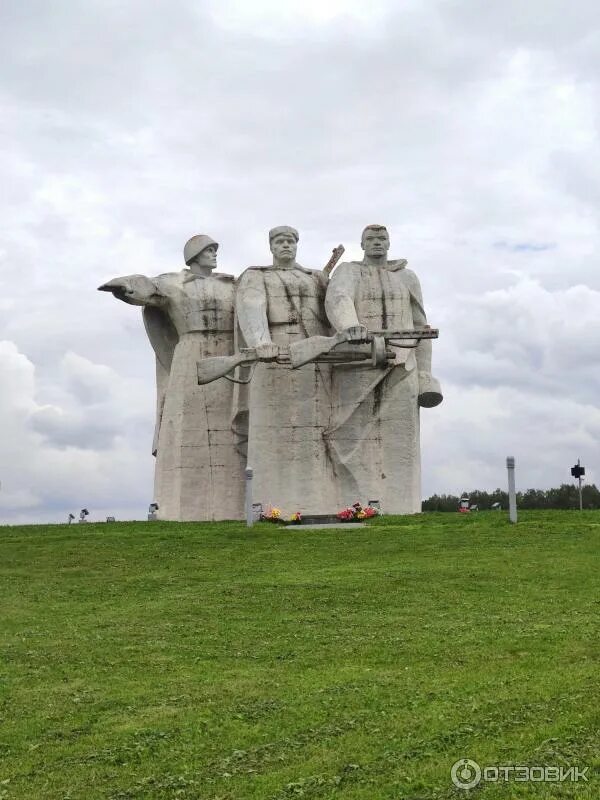 Мемориал героям панфиловцам волоколамск. Памятник под волоколамском. Мемориал 28 панфиловцев в волоколамске. Мемориал «героям-панфиловцам» в дубосеково. Памятник под волоколамском.