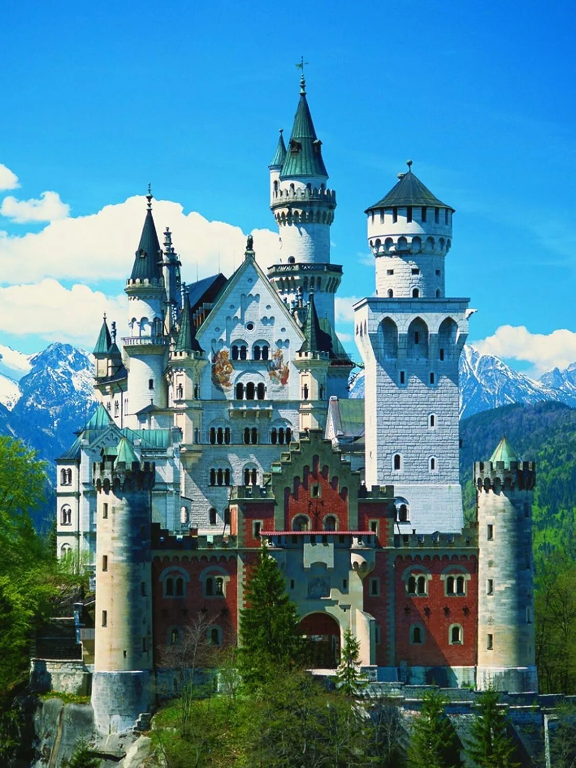 Известный средневековый замок. Замок Нойшванштайн Бавария Германия. Замок Нойшванштайн Дисней. Замок Нойшванштайн (новый Лебединый камень).