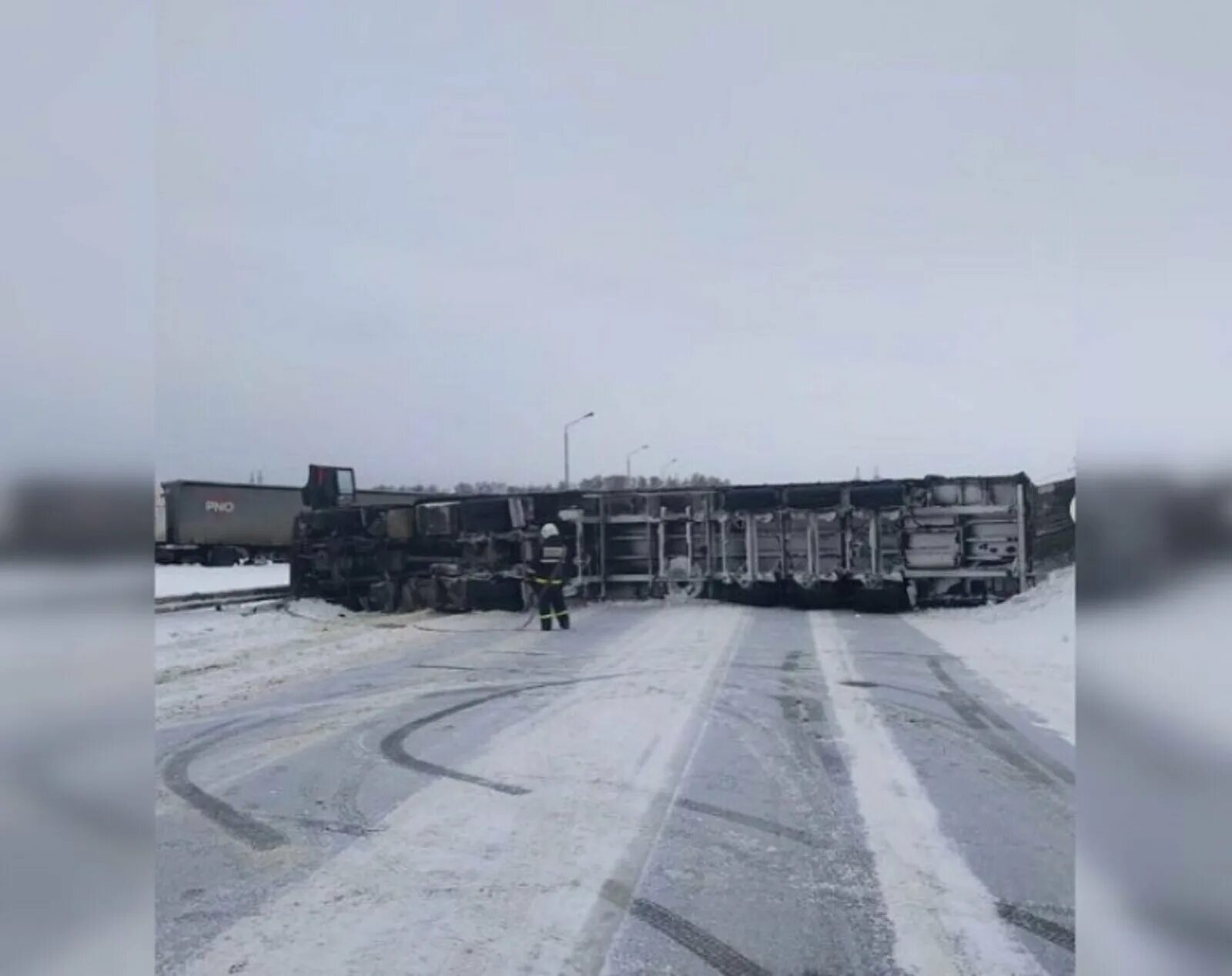 Фура перевернулась Уфа 15.11.2022. Башкирия трасса м5 ночью. Курскхимволокно перекрыли трассу. Куравоз.