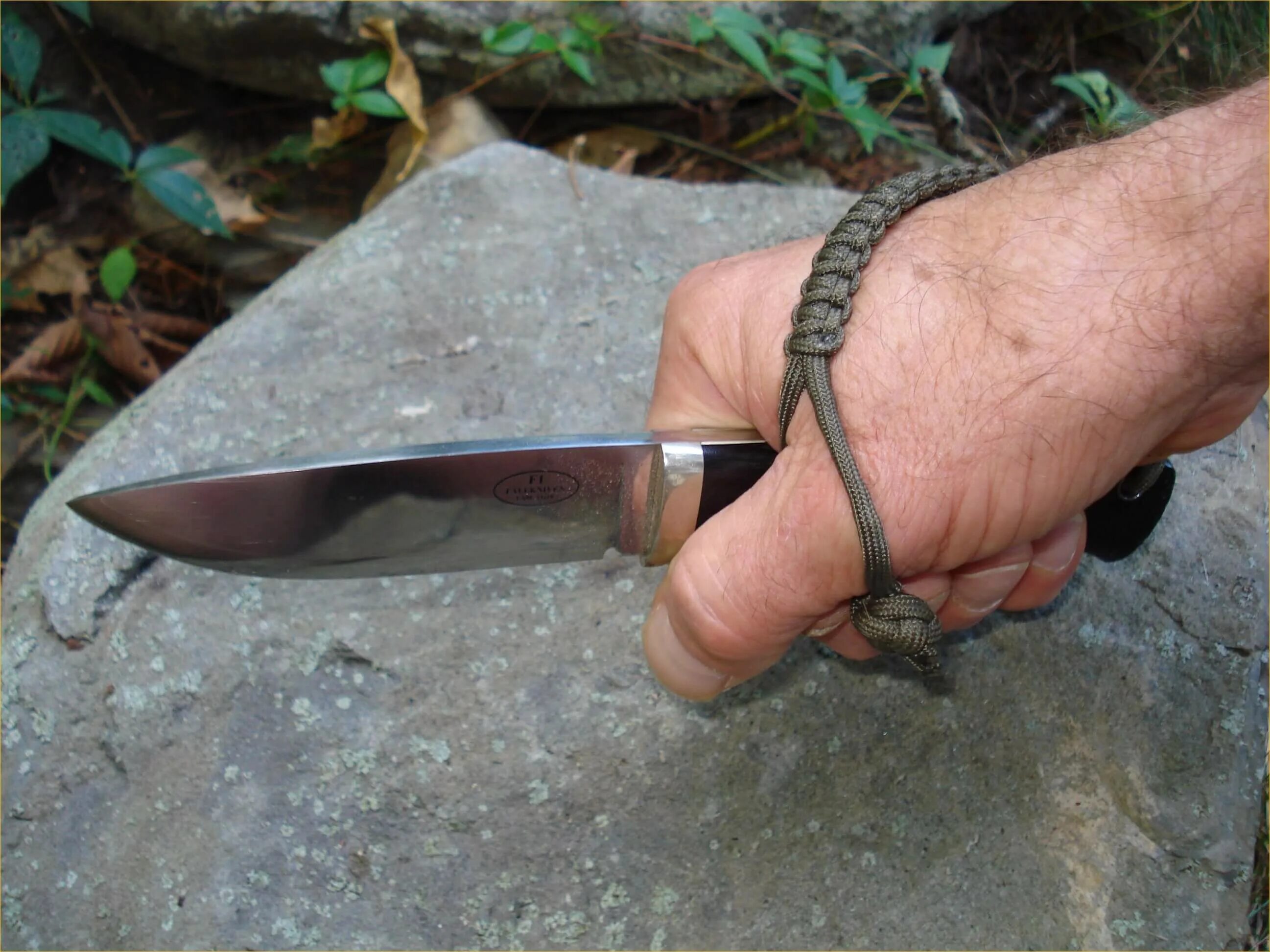 Темляк на гарду. Кукри Fox Knives 658. Шнурок для ножа. Шнурок на ручке ножа.