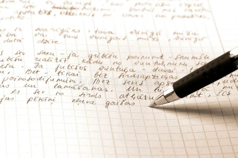 Тетрадка исписанная. Исписанные листы бумаги и ручка. За полгода в тетради исписано 10 листов. Как писать тему в тетради. Оценка отлично в тетради.