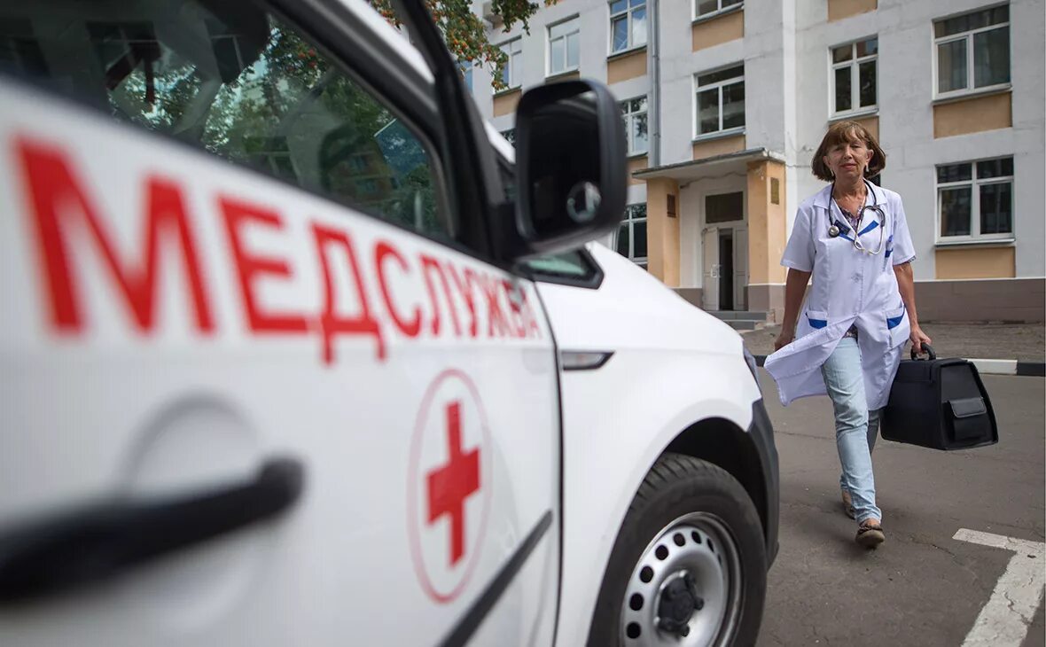 Вызов врача персона. Выезд врача. медики на выезде. выездной врач. выезд на дом медика.