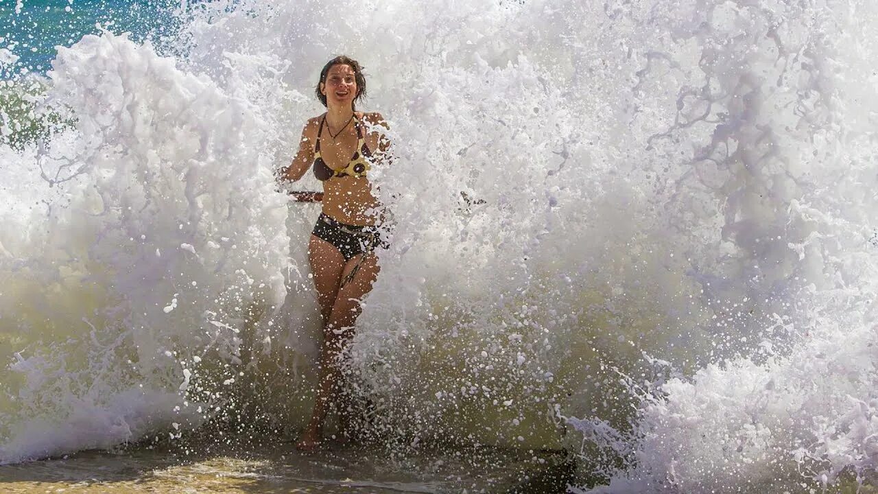 Девушка в купальнике. Девушка из пены морской. Девушка выходит из море. Женщина волна. Anton zhilin модель марина.