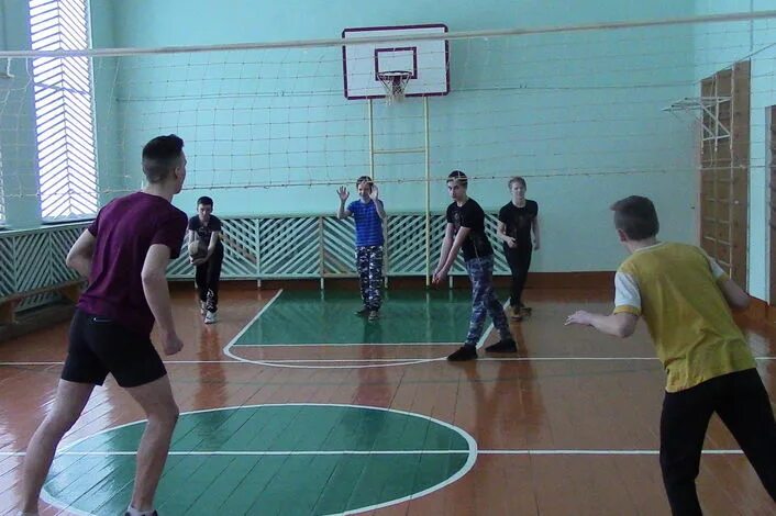 Волейбол в школе на физкультуре. Волейбольная секция. В волейбольной секции занимаются 45. В волейбольной секции занимаются 45 учащихся. В волейбольной секции занимаются 45 учащихся.