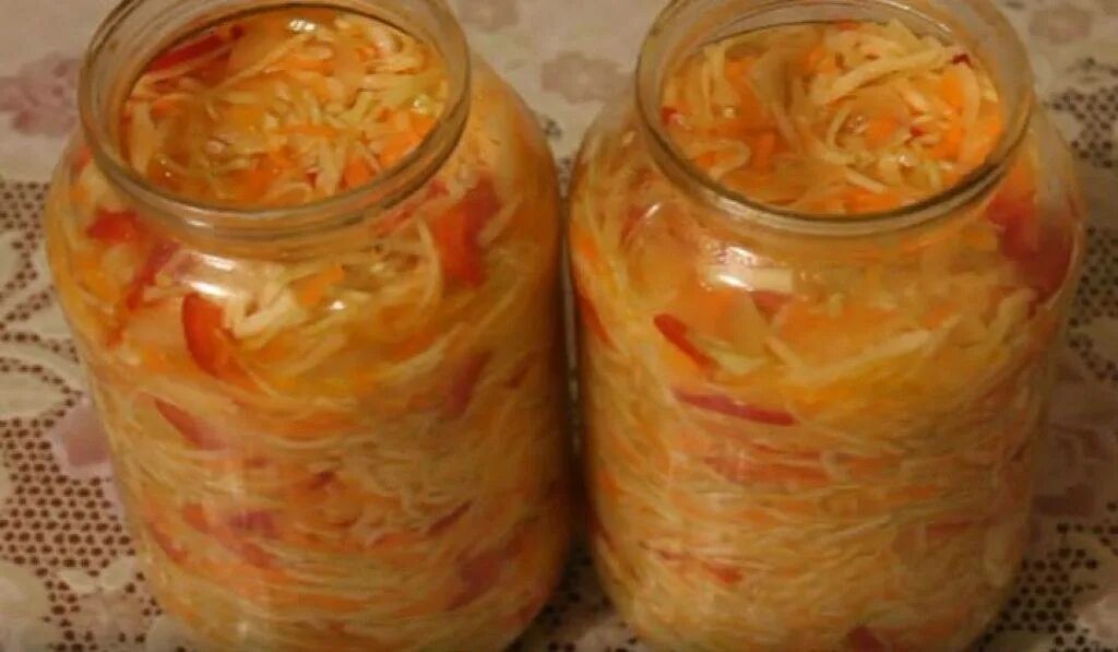 Рецепт капуста с морковью на зиму. Салат из свежей капусты на зиму. салатная капуста на зиму с болгарским перцем. салат из свежей капусты на зиму в банках. салат на зиму щи из капусты.