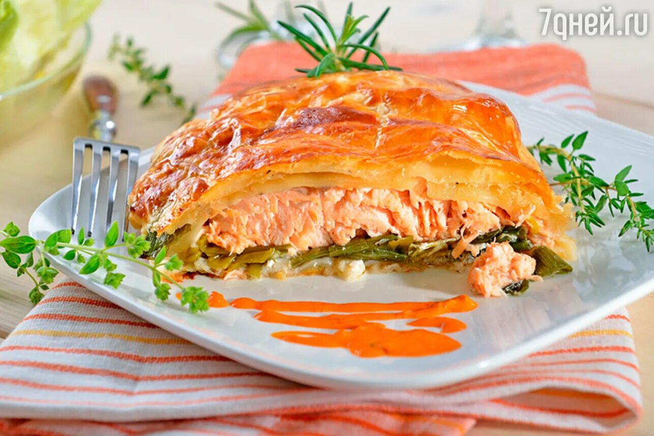 горбуша в слоеном тесте запеченная в духовке. горбуша запеченная в тесте рецепт. семга в слоеном тесте. горбуша запеченная в тесте рецепт. рыбный веллингтон.