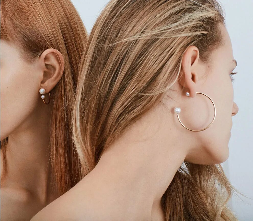 Мерила сережки. Серьги-кольца на девушках. Серьги на девушке. Девушка примеряет сережки. Сон сережки.