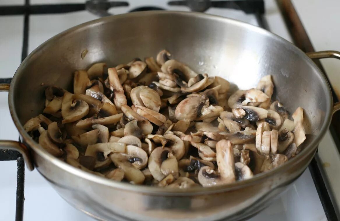 Как готовить грибы свежие на сковороде. Шампиньоны припускание. Обжарить лук с грибами. Грибы на сковородке. Жареные грибы.
