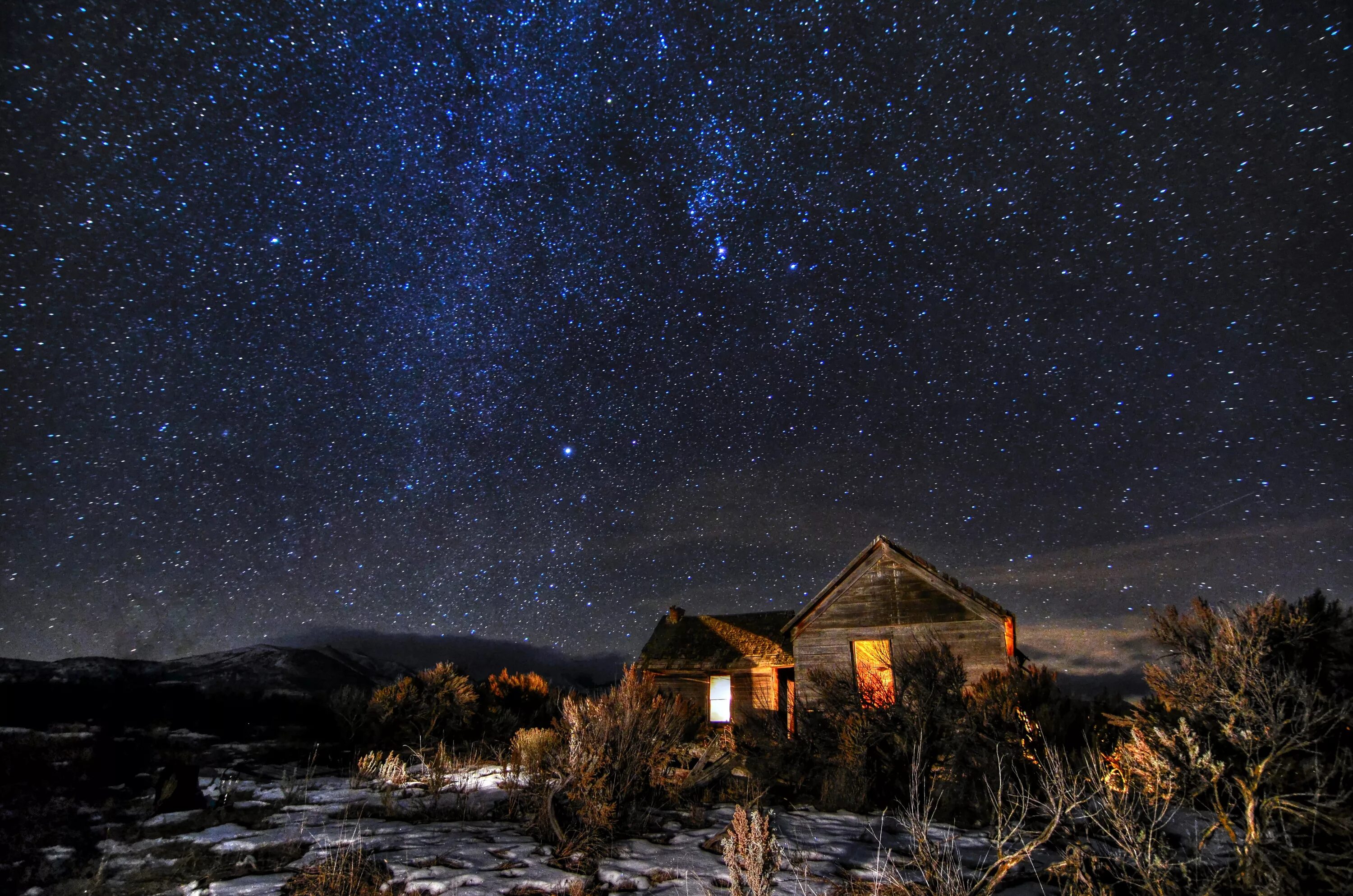 Луна над крышей дома. Ночное небо. Звездное небо. Ночной пейзаж. Вечернее небо со звездами.