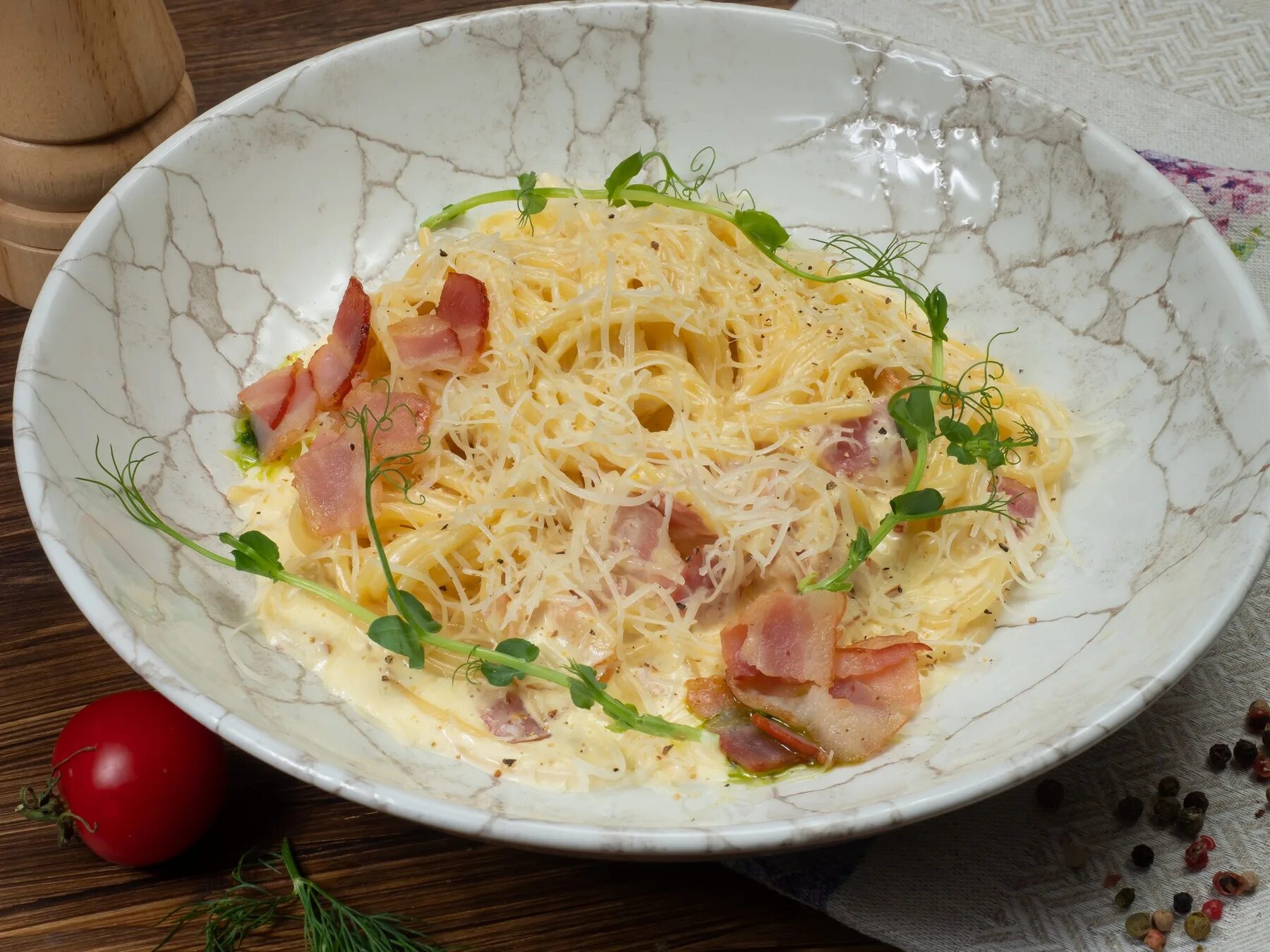 Мясо хе. Соус для карбонары сковороде. Паста карбонара со сливками. Паста карбонара с беконом. Спагетти карбонара классический.