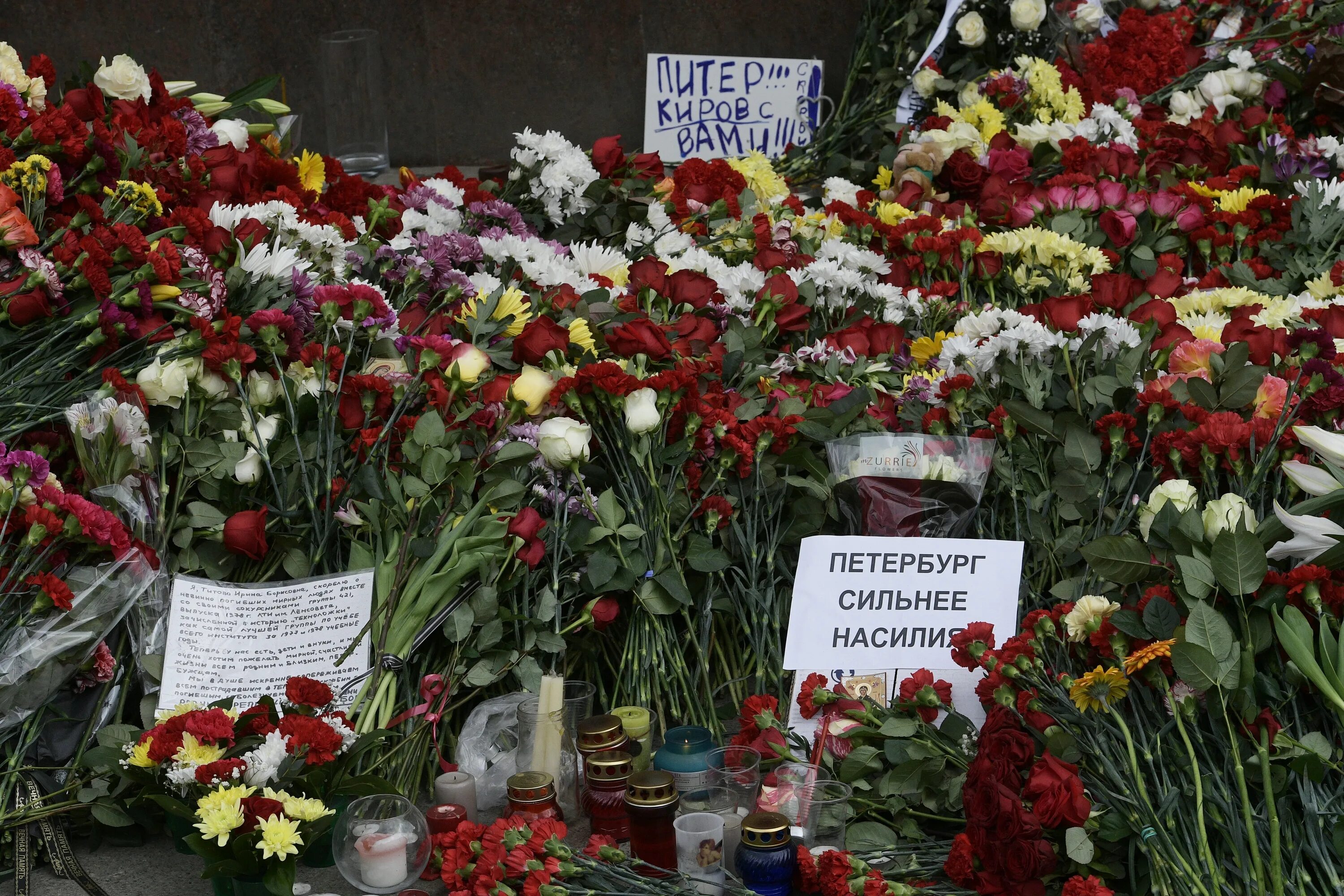 Альбом в память жертв теракта. Вагон теракт в метро Санкт Петербург. Теракт в Петербургском метрополитене фото.