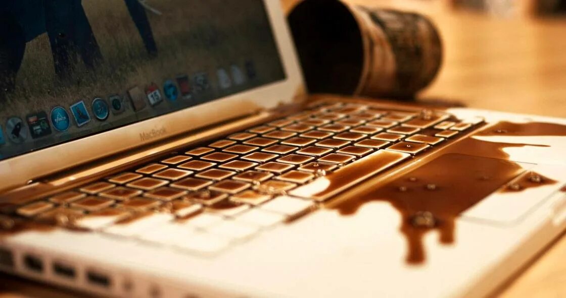Ноутбук после залития. Залитый ноутбук. Пролил на ноутбук. Пролили воду на клавиатуру ноутбука. Залитая клавиатура.