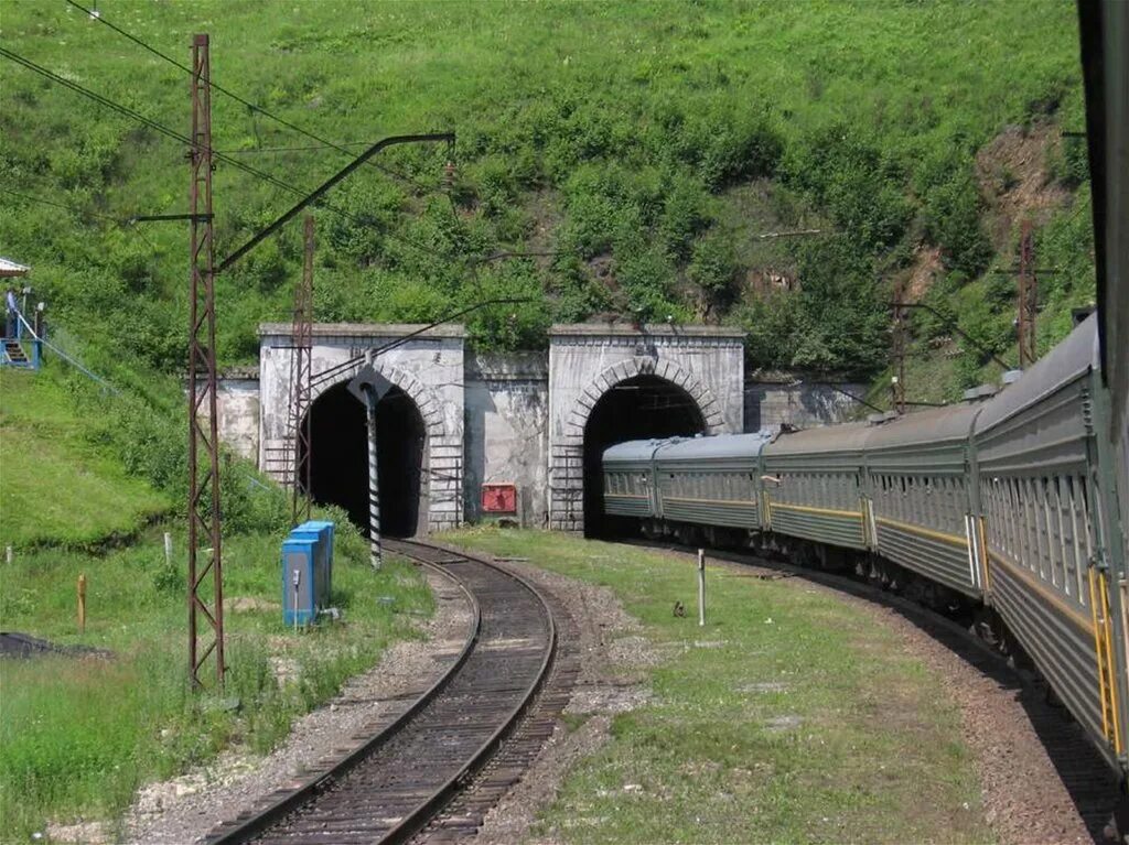 Перед входом в тоннель пассажирского поезда. Железнодорожный тоннель. Ж Д тоннели. Поезд в тоннеле. Железнодорожный тоннель в горе.