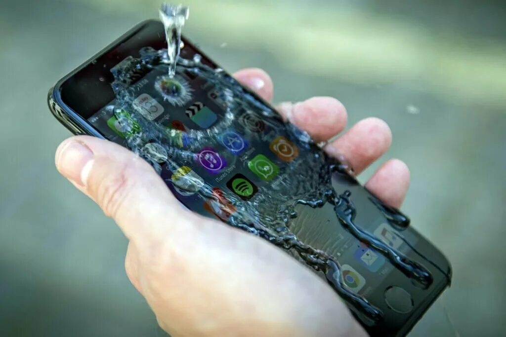 Смартфон упал в воду. Смартфон в воде. Iphone 7 водонепроницаемый. Ремонт телефонов упавших воду. Water resistance tester.