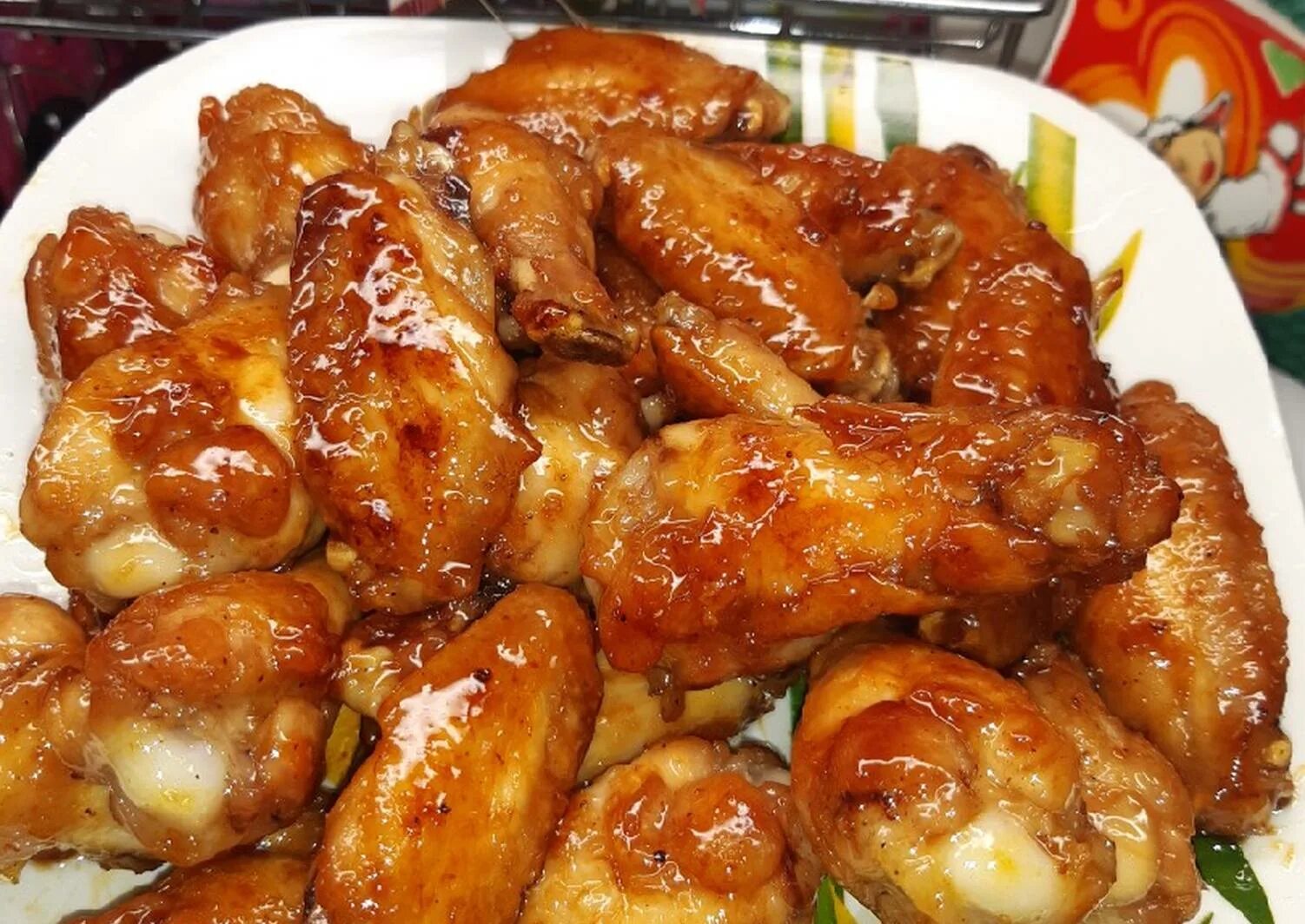 Крылышки в медово-соевом соусе. Куриные крылья в духовке в медово. Куриные крылья в духовке в медово. Крылья в медово соевом соусе в духовке. Крылья в медово горчичном соусе в духовке.