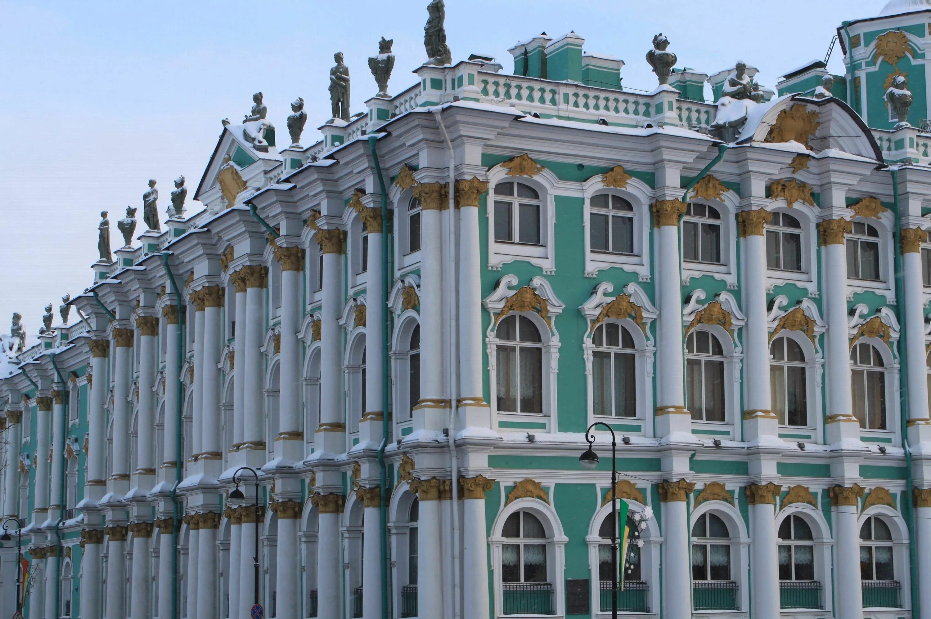 Ремонт зданий спб. Зимний дворец рококо. Рококо в архитектуре зимний дворец. Барокко в архитектуре зимний дворец. Зимний дворец Санкт-Петербург архитектура.