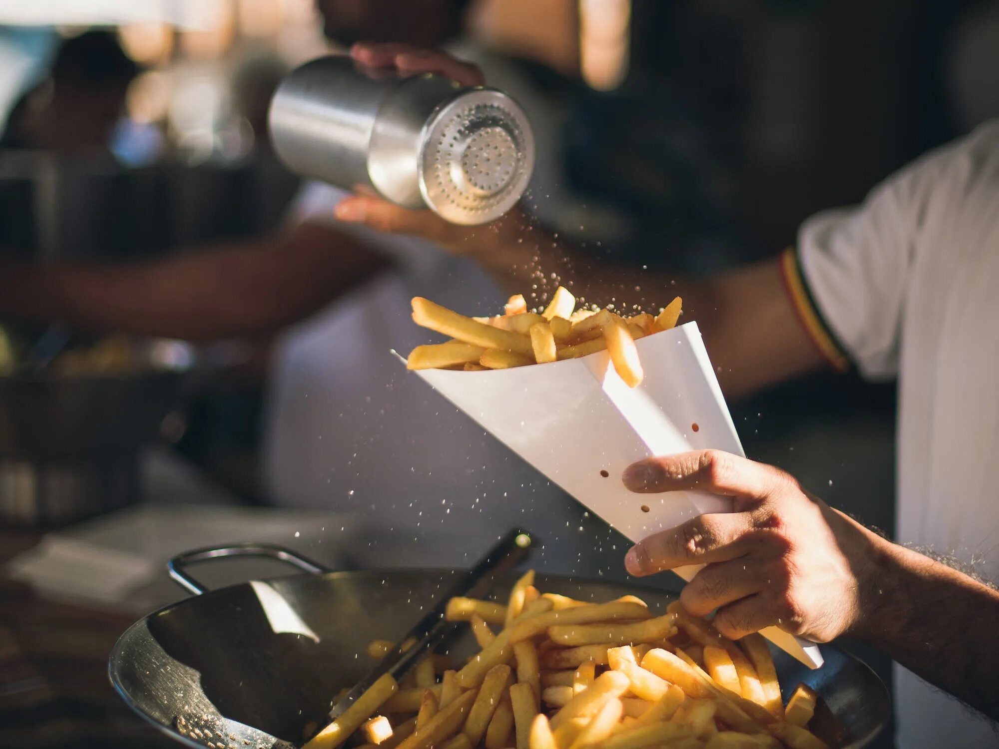 Seasoned food. Salty Fries. Повар солит еду.