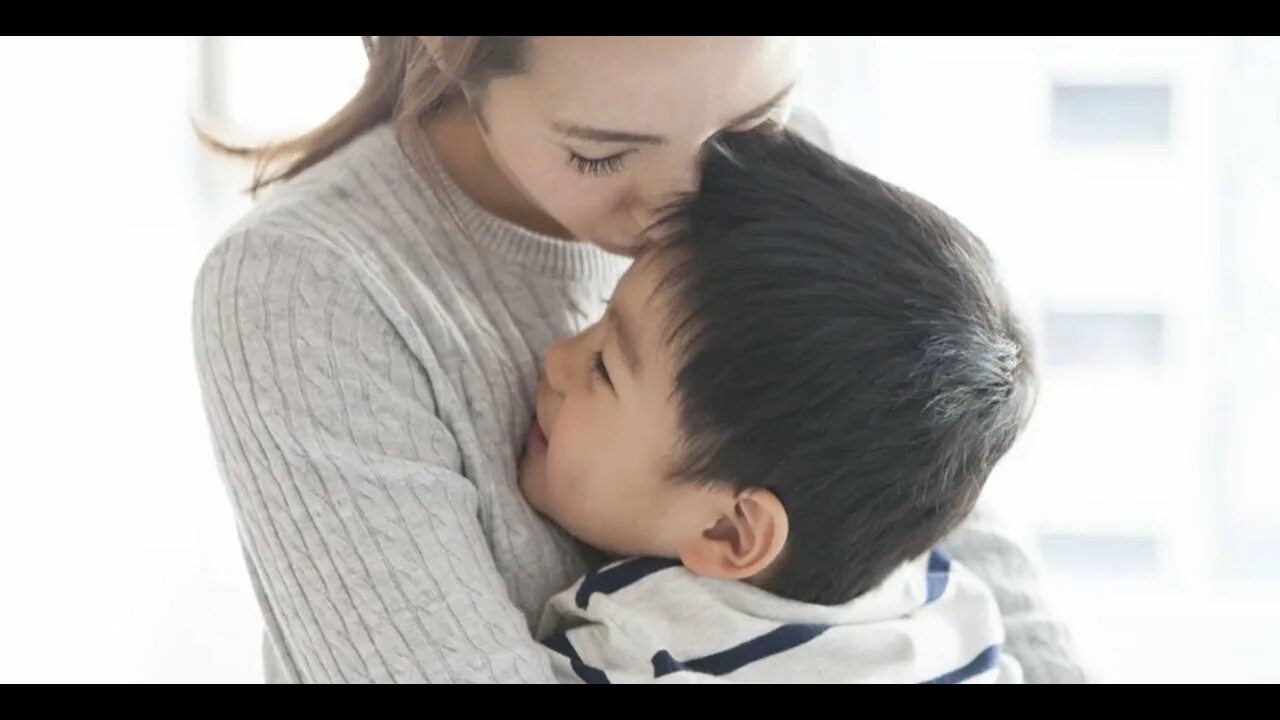 Son dreams with mother. Сынок улыбайся матери. Mom hugs son. Счастливая мама с ребенком. Mom hugs son.