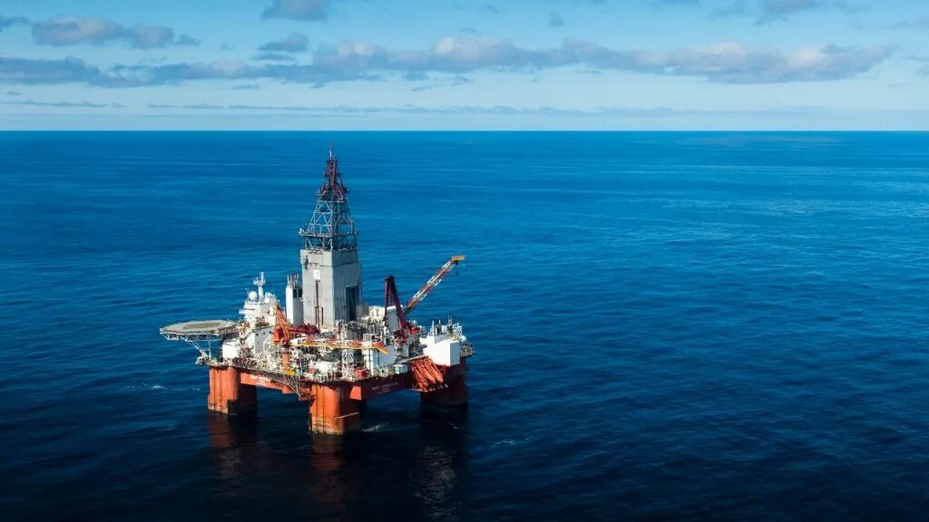 деятельность человека на баренцевом море. хозяйственная деятельность баренцева моря. деятельность человека на баренцевом море. ледостойкая платформа приразломная. хозяйственная деятельность человека в баренцевом море.