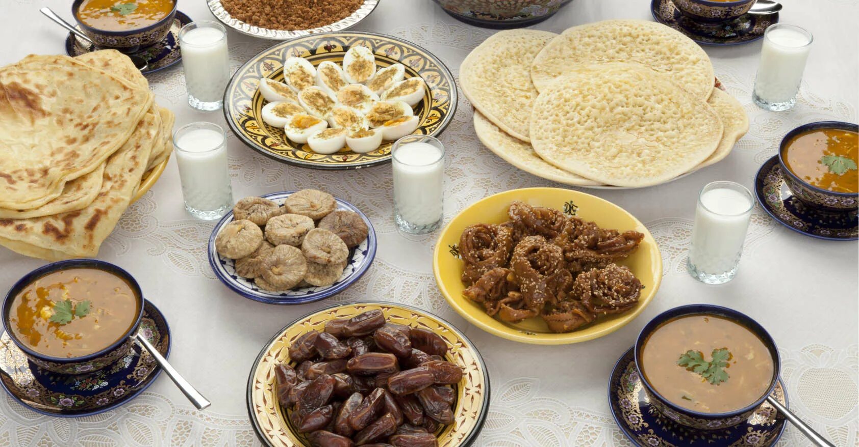 Дастархан. Еда на ифтар. Накрытый стол на ифтар. Основные блюда мусульман.