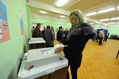 Женщина голосует