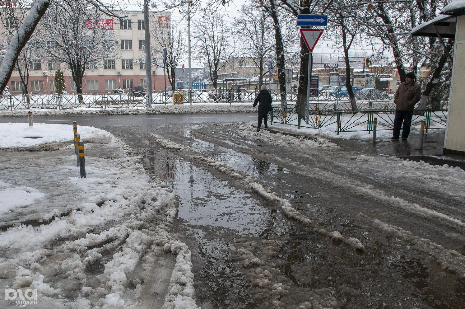 Снег в Краснодаре. Снегопад в Краснодаре. Лужи на тротуаре. Краснодар непогода снег. Погода краснодар снег