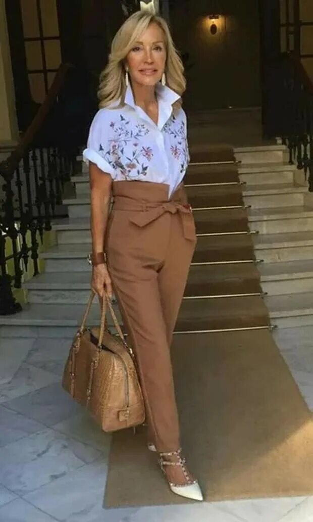 Платья для женщин 50 лет. Стильная одежда для женщин. Плятая для женшень 50лет. Каролина херрера стиль одежды. Наташа королёва образы.