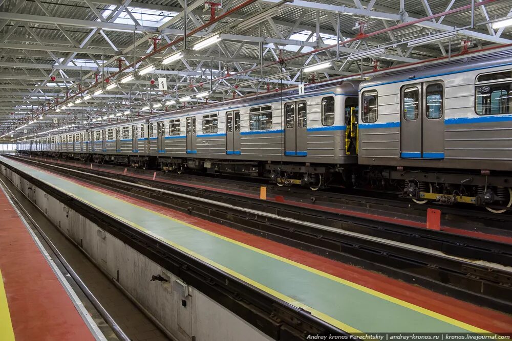 Что будет если уехать в депо метро. Депо печатники метрополитен. электродепо печатники. грузовой поезд метро депо варшавское. поезда метро в депо.