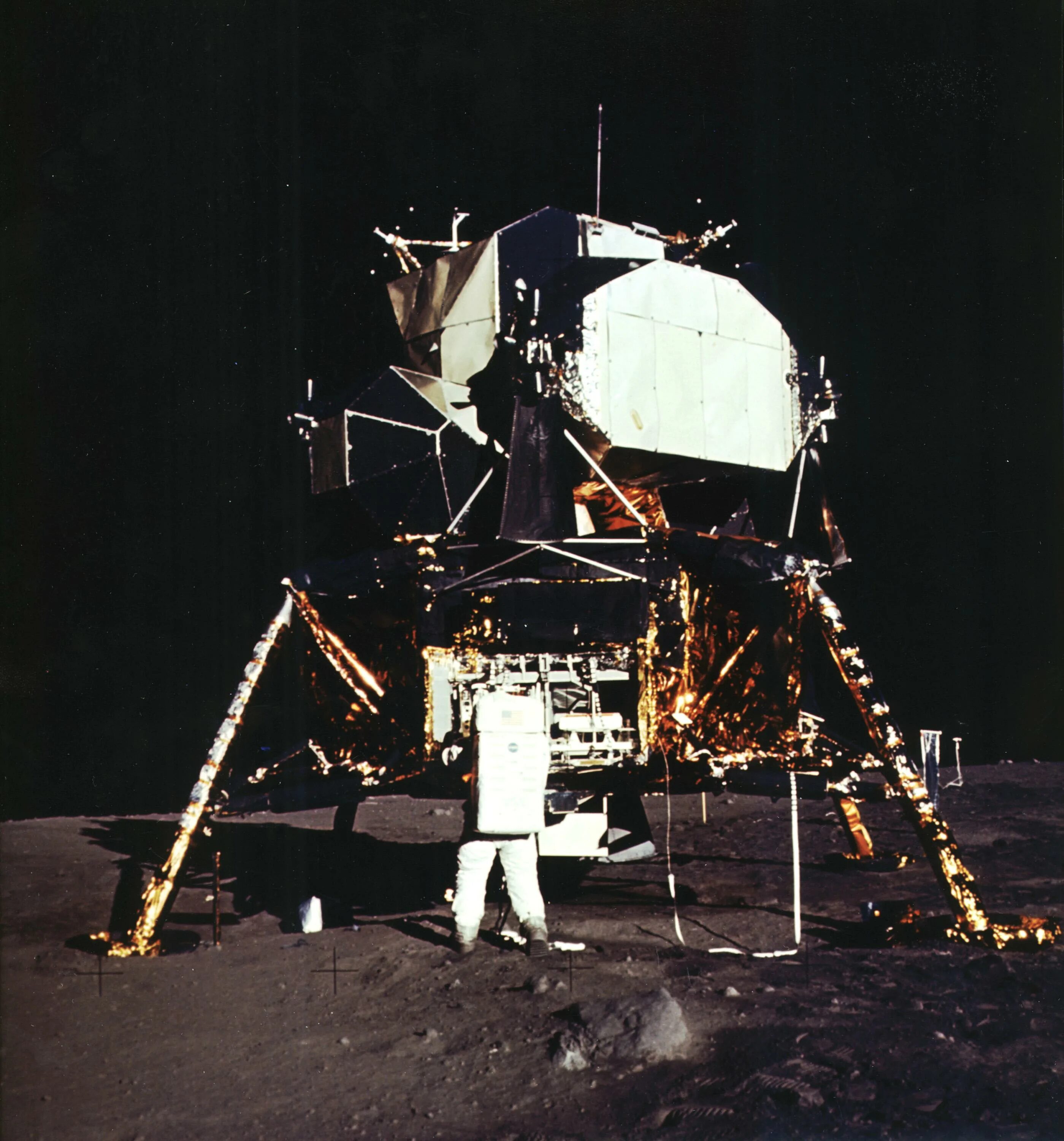 Какой аппарат совершил первую посадку на луну. Аполлон 11. Космический корабль Аполлон 11. Аполлон 11 приводнение. Apollo 11 Lunar Module.