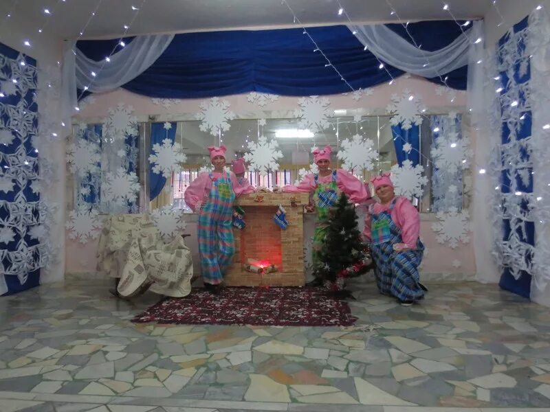 Новогодние фотозоны в доме культуры. Оформление на новый год дом культуры. Оформление на новый год дом культуры. Украшаем дом культуры к новому году. Украшение зала на новый год в доу.